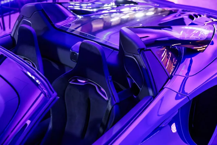 So với bản Artura coupe trước đây, mẫu Artura Spider mui trần có công suất cao hơn 19 mã lực còn mô-men xoắn giữ nguyên.