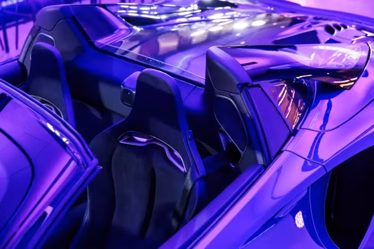 So với bản Artura coupe trước đây, mẫu Artura Spider mui trần có công suất cao hơn 19 mã lực còn mô-men xoắn giữ nguyên.