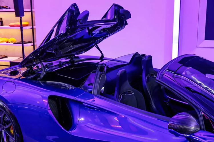 Phần mui của chiếc Artura Spider có thể đóng lại chỉ trong 11 giây, nhanh hơn 3 giây so với Ferrari 296 GTB. Artura Spider được trang bị cấu trúc khung gầm nhôm và carbon như bản mui cứng, nhưng được cải thiện độ cứng đồng thời giảm trọng lượng của bộ phận này đi khoảng 62 kg.