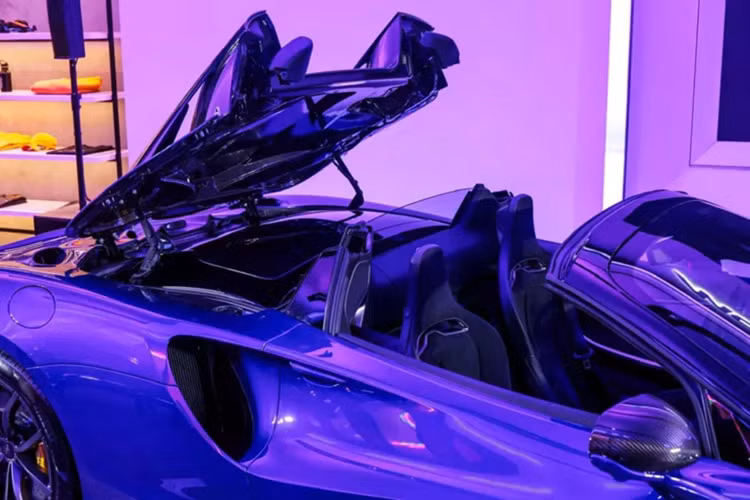 Phần mui của chiếc Artura Spider có thể đóng lại chỉ trong 11 giây, nhanh hơn 3 giây so với Ferrari 296 GTB. Artura Spider được trang bị cấu trúc khung gầm nhôm và carbon như bản mui cứng, nhưng được cải thiện độ cứng đồng thời giảm trọng lượng của bộ phận này đi khoảng 62 kg.