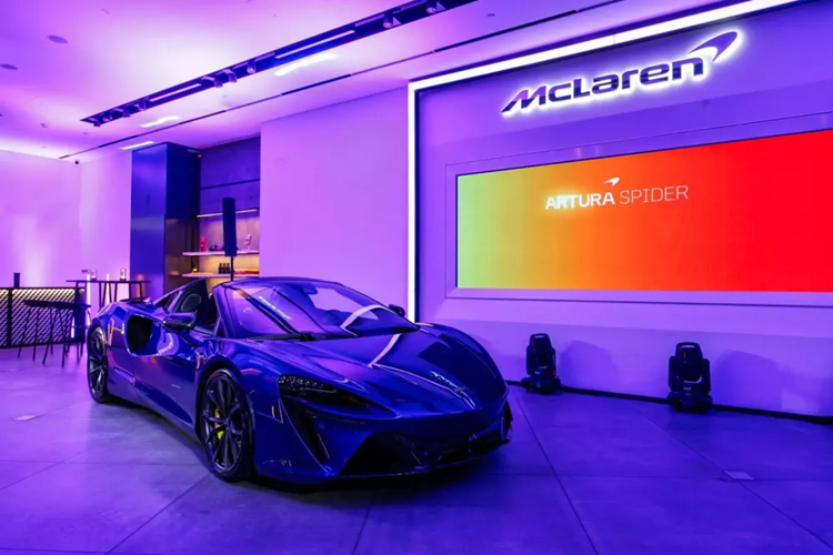 McLaren Artura Spider tại Việt Nam được cung cấp đến 4 chế độ lái là Electric, Comfort, Sport và Track. Ngoài ra, xe còn được trang bị hệ thống đĩa phanh bằng carbon ceramic, hệ thống phuộc điều chỉnh điện Proactive Damping Control (PDC) với 3 chế độ Comfort, Sport và Track.