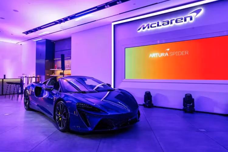McLaren Artura Spider tại Việt Nam được cung cấp đến 4 chế độ lái là Electric, Comfort, Sport và Track. Ngoài ra, xe còn được trang bị hệ thống đĩa phanh bằng carbon ceramic, hệ thống phuộc điều chỉnh điện Proactive Damping Control (PDC) với 3 chế độ Comfort, Sport và Track.