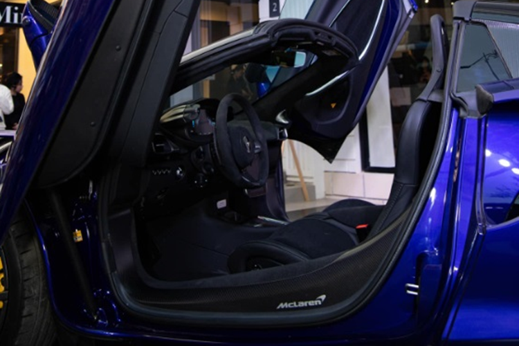 Tấm che phía sau lưng ghế có thể nâng lên và hạ xuống thông qua một nút bấm để cải thiện sự thoải mái khi đóng mui từ trên xuống hoặc tăng cường cảm giác sảng khoái về âm thanh từ động cơ V6 khi mui dựng lên. Vị trí các khe hút gió cho động cơ cũng được dịch chuyển thêm về phía sau.