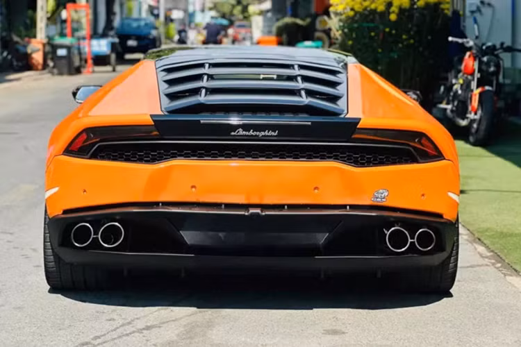 Siêu xe Lamborghini Huracan LP610-4 mới được một tay chơi xe ở Bình Dương tậu về sở hữu động cơ V10, dung tích 5.2 lít, sản sinh công suất tối đa 610 mã lực tại vòng tua máy 8.250 vòng/phút và mô-men xoắn cực đại 560 Nm tại vòng tua máy 6.500 vòng/phút.