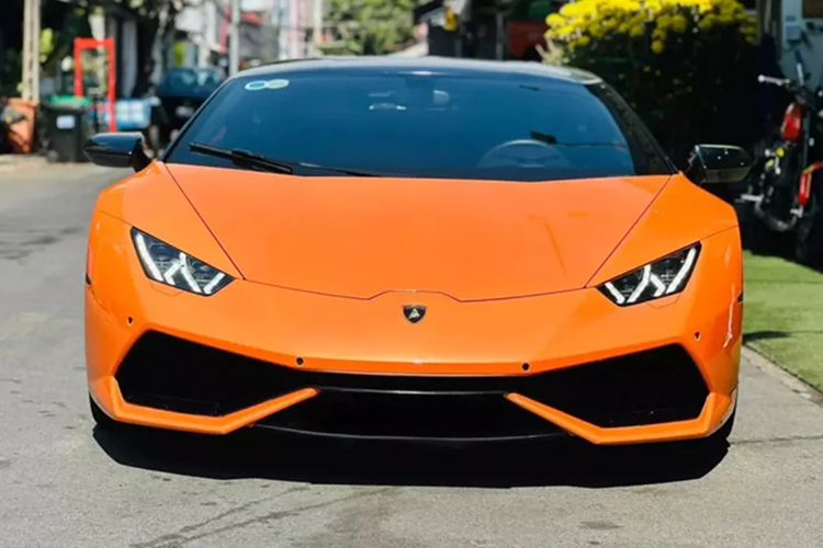 Chiếc siêu xe Lamborghini Huracan LP610-4 của đại gia Bình Dương mới mua có màu cam, nội thất cũng màu cam. Xe đã lên bộ body kit độ carbon, mâm đa chấu kép đẹp mắt. Chiếc siêu xe Lamborghini Huracan này từng có giá trên 9 tỷ đồng.