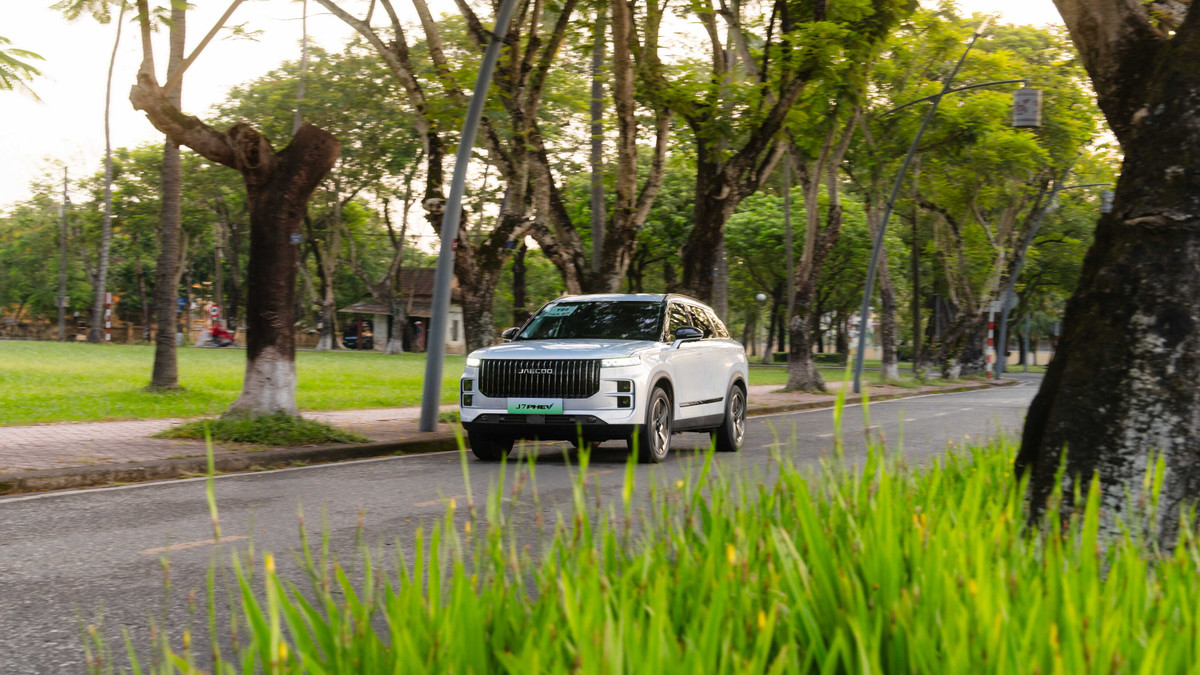 Jaecoo J7 PHEV lan banh 1.500km do day xang, sac day pin-Hinh-4