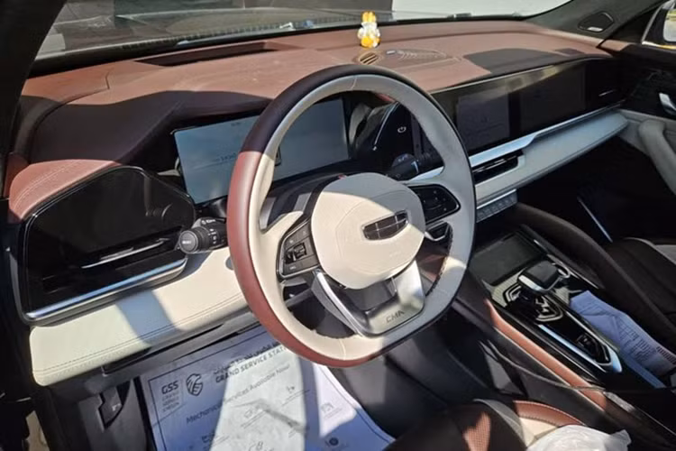 Nhờ đó, chiếc xe có khả năng tự hành cấp độ 2 và tự động đỗ xe thông minh. Theo Geely công bố, Monjaro có thể tự tìm vị trí đỗ xe hoặc đến đón người lái miễn là khoảng cách giữa xe và người không vượt quá 200m.