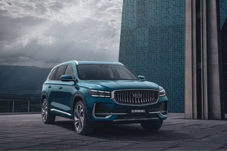 Geely Monjaro về Việt Nam thuộc phân khúc cỡ D, được xây dựng trên nền tảng CMA giống như Volvo XC40, Polestar 2 và một số mẫu Lynk &amp; Co khác. Mẫu SUV này có vẻ ngoài nổi bật với lưới tản nhiệt Expanding Cosmos mở rộng, nằm đối xứng 2 bên là cụm đèn pha Matrix LED thanh mảnh đầy tinh tế.