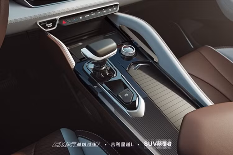 Monjaro cũng là mẫu xe Geely đầu tiên cung cấp tính năng Lái xe hỗ trợ trên đường cao tốc HWA với khả năng chủ động giám sát môi trường xung quanh xe, tự động chuyển làn đường và di chuyển khỏi các phương tiện lớn. Người lái xe cũng có thể hướng xe tự động chuyển làn bằng tín hiệu.