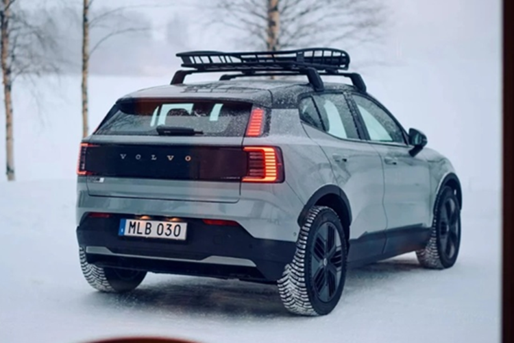 Hãng xe Thuỵ Điển vẫn chưa công bố giá xe Volvo EX30 Cross Country 2025. Tại Mỹ, Volvo EX30 thường có giá khởi điểm từ 44.900 USD - 47.895 USD (tương đương từ 1,14 - 1,22 tỷ đồng).