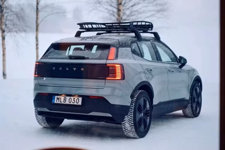 Hãng xe Thuỵ Điển vẫn chưa công bố giá xe Volvo EX30 Cross Country 2025. Tại Mỹ, Volvo EX30 thường có giá khởi điểm từ 44.900 USD - 47.895 USD (tương đương từ 1,14 - 1,22 tỷ đồng).