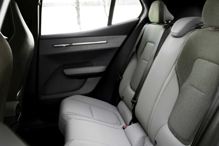 Về nội thất, nổi bật bên trong khoang cabin của xe là màn trung tâm dạng dọc có kích thước 12,3 inch; xe không có bảng đồng hồ kỹ thuật số.