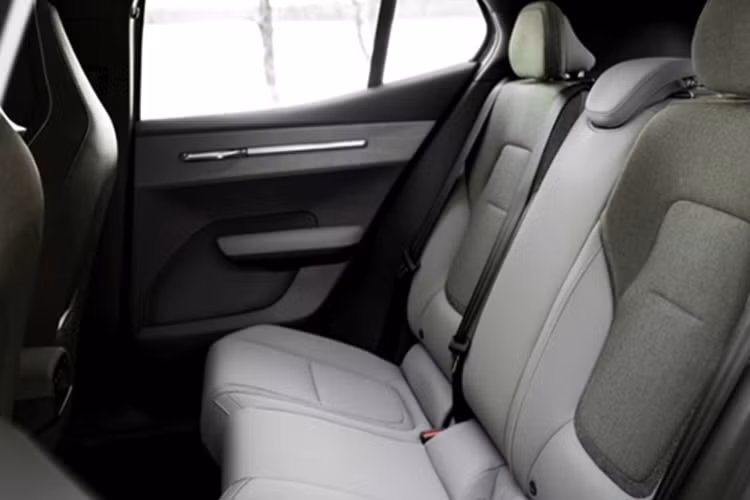 Về nội thất, nổi bật bên trong khoang cabin của xe là màn trung tâm dạng dọc có kích thước 12,3 inch; xe không có bảng đồng hồ kỹ thuật số.