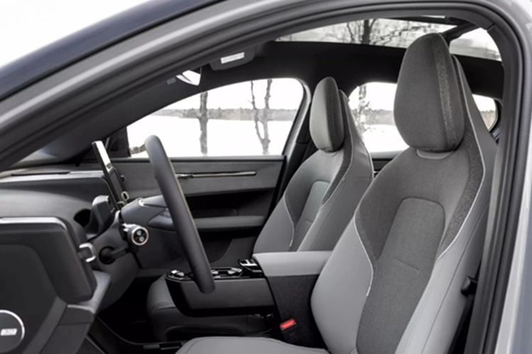 Khách hàng có hai tùy chọn nội thất là Indigo và Pine, sử dụng chất liệu nỉ/Nordico hoặc len/Nordico. Trên xe cũng có nhiều chi tiết khác được làm từ vật liệu thân thiện với môi trường.