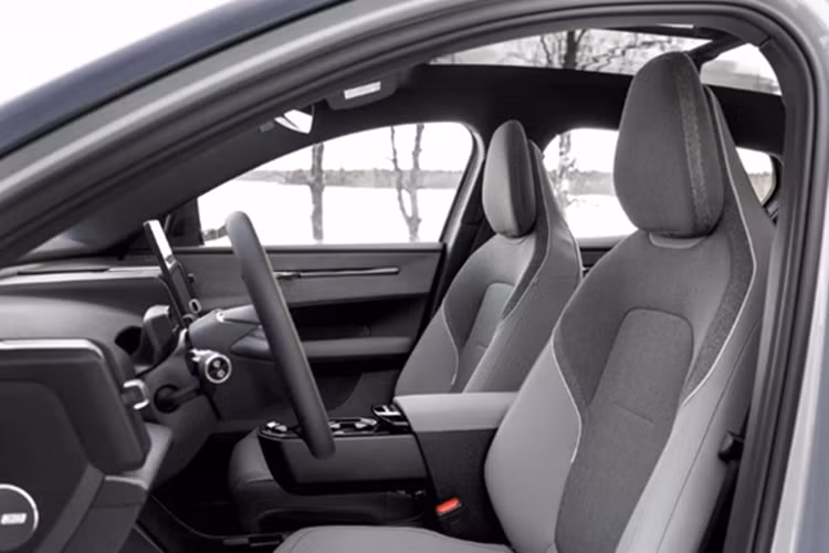 Khách hàng có hai tùy chọn nội thất là Indigo và Pine, sử dụng chất liệu nỉ/Nordico hoặc len/Nordico. Trên xe cũng có nhiều chi tiết khác được làm từ vật liệu thân thiện với môi trường.