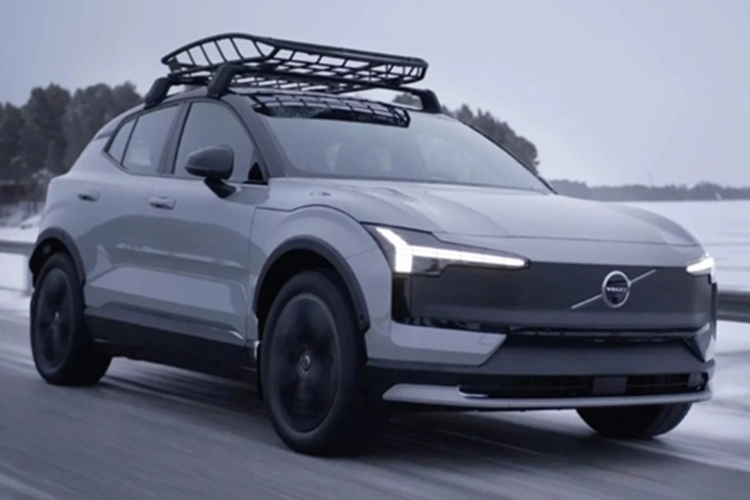 So với phiên bản tiêu chuẩn, Volvo EX30 Cross Country 2025 mới sở hữu thiết kế hầm hố hơn với các chi tiết màu đen tại cản trước và sau, vòm bánh xe... thay vì được sơn đồng màu ngoại thất. Đặc biệt tại khu vực đầu và đuôi xe EX30 Cross Country còn có khung bảo vệ mới.