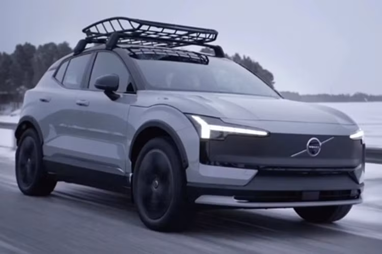 So với phiên bản tiêu chuẩn, Volvo EX30 Cross Country 2025 mới sở hữu thiết kế hầm hố hơn với các chi tiết màu đen tại cản trước và sau, vòm bánh xe... thay vì được sơn đồng màu ngoại thất. Đặc biệt tại khu vực đầu và đuôi xe EX30 Cross Country còn có khung bảo vệ mới.