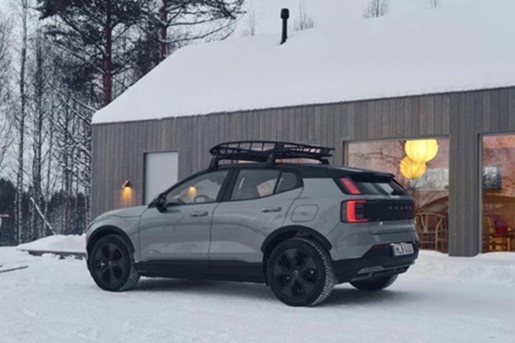 Xe được trang bị bộ pin điện 69 kWh cho phạm vi di chuyển tối đa 427 km cho một chu kỳ sạc, thấp hơn khoảng 23 km so với phiên bản tiêu chuẩn.