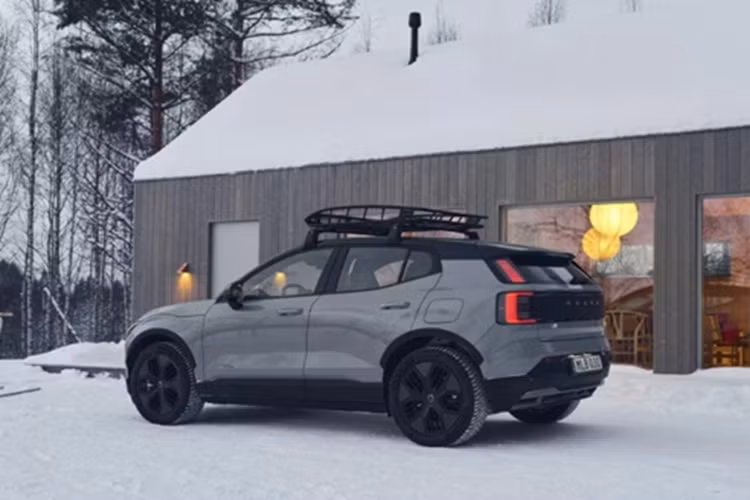 Xe được trang bị bộ pin điện 69 kWh cho phạm vi di chuyển tối đa 427 km cho một chu kỳ sạc, thấp hơn khoảng 23 km so với phiên bản tiêu chuẩn.