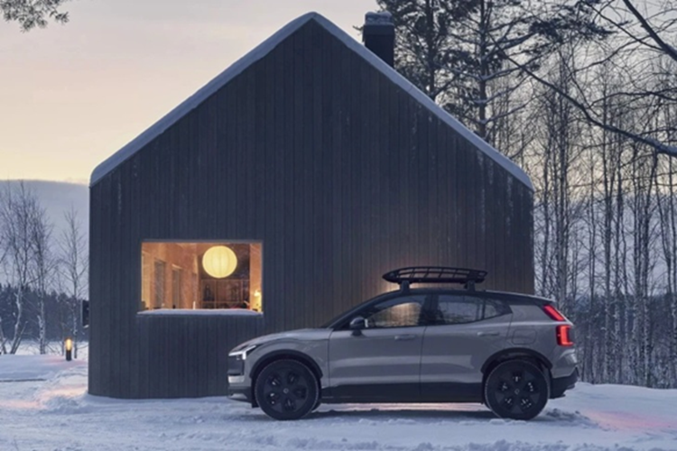 Bản offroad này được cải tiến hệ thống treo nên gầm xe cũng cao hơn 19 mm. Xe được trang bị lốp địa hình 19 inch đi kèm mâm offroad dày dặn.