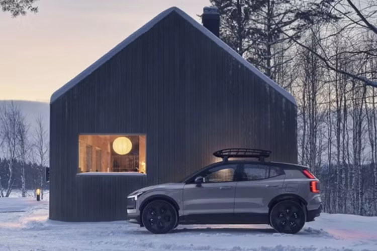 Bản offroad này được cải tiến hệ thống treo nên gầm xe cũng cao hơn 19 mm. Xe được trang bị lốp địa hình 19 inch đi kèm mâm offroad dày dặn.