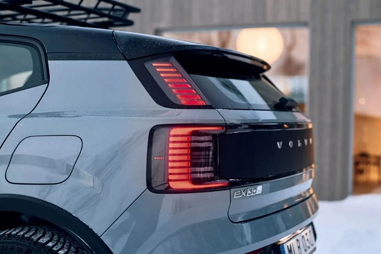 Volvo EX30 Cross Country được phát triển dựa trên biến thể EX30 Ultra. Xe được trang bị hai động cơ điện cho tổng công suất 428 mã lực và mô-men xoắn 543 Nm. Động cơ kết hợp với hệ dẫn động 4 bánh toàn thời gian giúp xe có khả năng tăng tốc từ 0 lên 100 km/h chỉ trong 3,7 giây, chậm hơn 0,1 giây so với chiếc EX30.