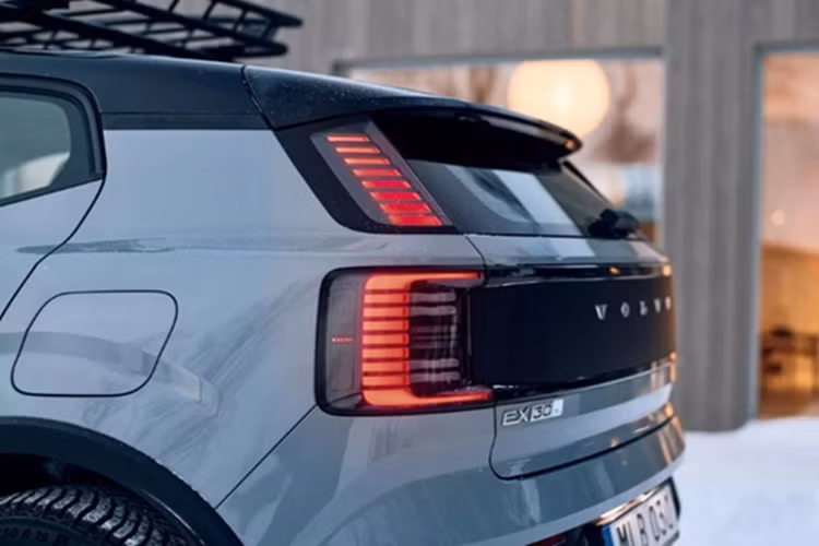 Volvo EX30 Cross Country được phát triển dựa trên biến thể EX30 Ultra. Xe được trang bị hai động cơ điện cho tổng công suất 428 mã lực và mô-men xoắn 543 Nm. Động cơ kết hợp với hệ dẫn động 4 bánh toàn thời gian giúp xe có khả năng tăng tốc từ 0 lên 100 km/h chỉ trong 3,7 giây, chậm hơn 0,1 giây so với chiếc EX30.