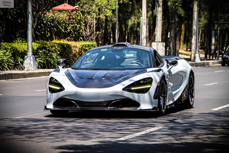 McLaren 765 Long Tail được trang bị khối động cơ V8 twin-turbo dung tích 4.0L với mã nội bộ M840T cho công suất tối đa là 765 mã lực tại vòng tua 7.500 vòng/phút và mô-men xoắn cực đại 800 Nm tại vòng tua 5.500 vòng/phút. Xe có khả năng tăng tốc từ 0 lên 100 km/h chỉ trong 2,8 giây, tuy nhiên vận tốc tối đa giảm từ 341 km/h xuống 330 km/h do thiết kế khí động học tạo lực ép xuống mặt đường lớn hơn.