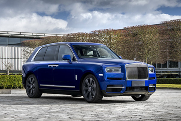 Năm 2023, cựu tiền đạo của MU cũng bổ sung vào bộ sưu tập chiếc Rolls-Royce Cullinan Blue Shadow. Ở thời điểm mua xe, siêu phẩm Anh quốc có giá lên đến 560.000 Bảng Anh (khoảng 17,6 tỷ đồng). Được biết, mẫu xe này chỉ được sản xuất giới hạn 62 chiếc trên toàn cầu.