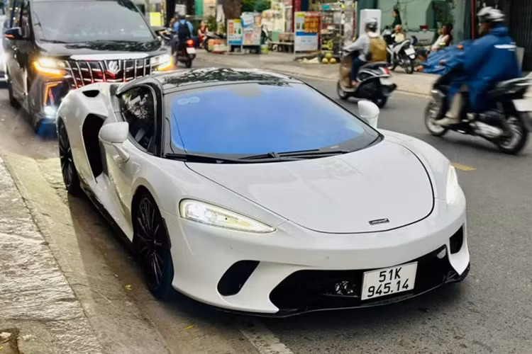 Cách đây 2 tuần, 1 đại gia ở Hà Nội rao bán McLaren GT chỉ sau vài tháng trải nghiệm, lúc này, xe đã mang ngoại thất đen nhám, được dán bằng đề-can, showroom Hà Nội mua xe về sau đó đã nhanh chóng chuyển vào Tp.HCM để tìm khách, và không hổ danh là nơi đất lành cho các siêu xe trú ngụ, đến nay, chiếc McLaren GT đã tìm thấy chủ mới.