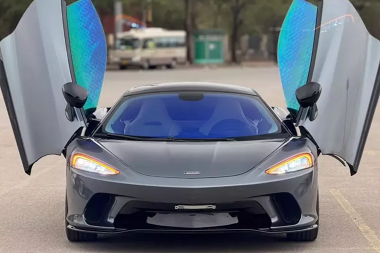 Hiện tại chiếc siêu xe McLaren GT này cũng đã được cho về lại bộ áo nguyên bản là trắng, thay vì màu đen nhám được dán đề-can. Xe trước đó cũng đã được cho ra biển số Hà Nội.