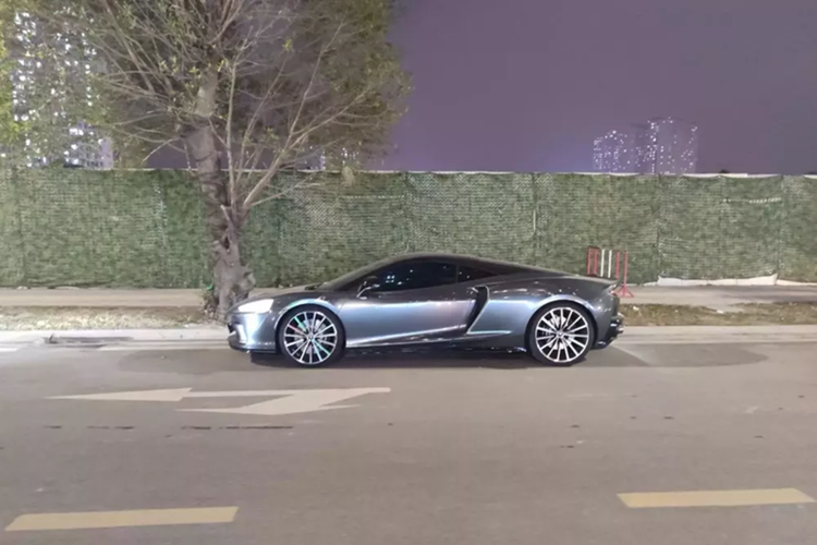 Trong đó, khoang hành lý trước sẽ có chỗ đựng đồ rộng 150 lít phù hợp với va li cỡ vừa hay túi xách cùng một số đồ dùng cá nhân còn khoang hành lý sau cabin của xe McLaren GT có thể tích lên tới 420 lít đủ sức chứa 1 va li cỡ lớn và nhỏ hay làm nơi chứa gậy đánh golf.