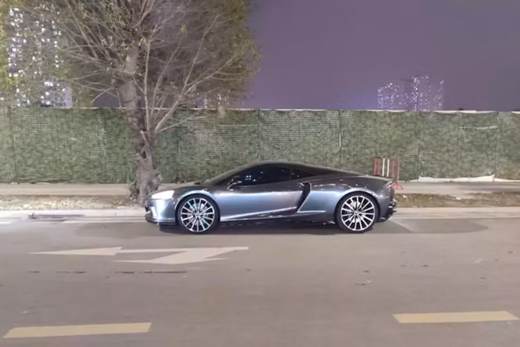 Trong đó, khoang hành lý trước sẽ có chỗ đựng đồ rộng 150 lít phù hợp với va li cỡ vừa hay túi xách cùng một số đồ dùng cá nhân còn khoang hành lý sau cabin của xe McLaren GT có thể tích lên tới 420 lít đủ sức chứa 1 va li cỡ lớn và nhỏ hay làm nơi chứa gậy đánh golf.