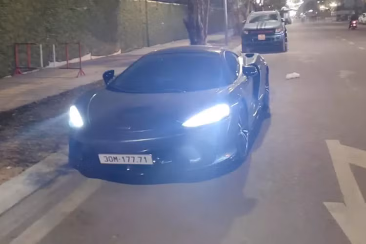 Động cơ trên siêu xe McLaren GT sẽ đi kèm với hộp số ly hợp kép 7 cấp, nhờ đó, mẫu siêu xe Grand Tourer của hãng xe McLaren có thể hoàn thành việc tăng tốc từ vị trí xuất phát lên 100 km/h chỉ trong thời gian 3,2 giây trước khi đạt tốc độ tối đa là 326 km/h.