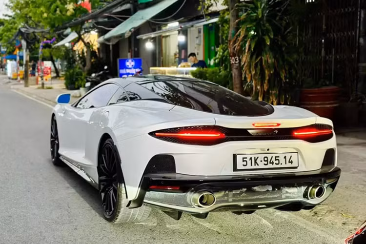 Về chiếc xe McLaren GT hàng hiếm thú vị này, hãng McLaren đã trang bị đến 2 khoang hành lý cho xe GT với tổng diện tích chứa đồ lên đến 570 lít