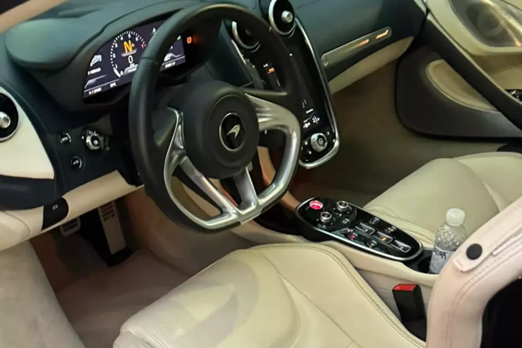 Phía bên trong xe McLaren GT có màn hình giải trí cỡ lớn dựng dọc kết hợp cùng với đó là bảng cần số thiết kế đẹp mắt. Khoang lái siêu xe McLaren GT này có tông màu trắng.