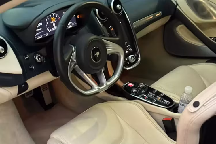 Phía bên trong xe McLaren GT có màn hình giải trí cỡ lớn dựng dọc kết hợp cùng với đó là bảng cần số thiết kế đẹp mắt. Khoang lái siêu xe McLaren GT này có tông màu trắng.