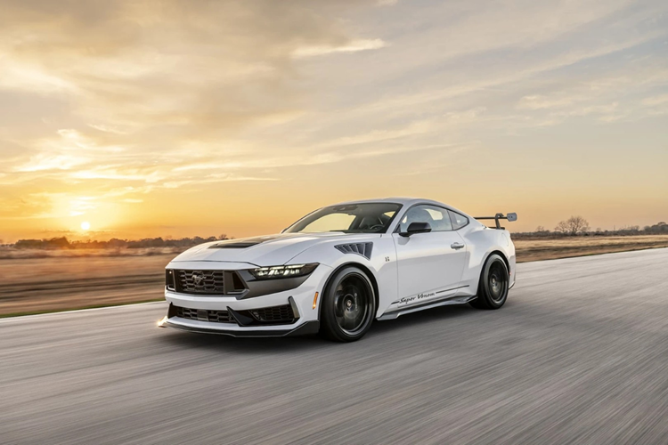 Gói độ cho Ford Mustang Dark Horse Hennessey Super Venom mới không chỉ cải thiện hiệu suất vượt trội mà còn mang đến thiết kế ngoại thất và nội thất ấn tượng hơn bao giờ hết.