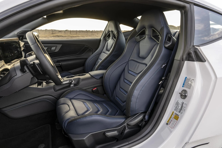 Tuy nhiên với gói Super Venom, Hennessey đã nâng cấp toàn diện hệ thống hút khí và bộ siêu nạp cải tiến hệ thống phun nhiên liệu và cài đặt phần mềm điều khiển động cơ tối ưu hơn. Kết quả là chiếc xe đạt công suất ấn tượng 862 mã lực và mô-men xoắn cực đại 881 Nm – vượt xa cả những đối thủ trong phân khúc siêu xe như Ferrari 12Cilindri.