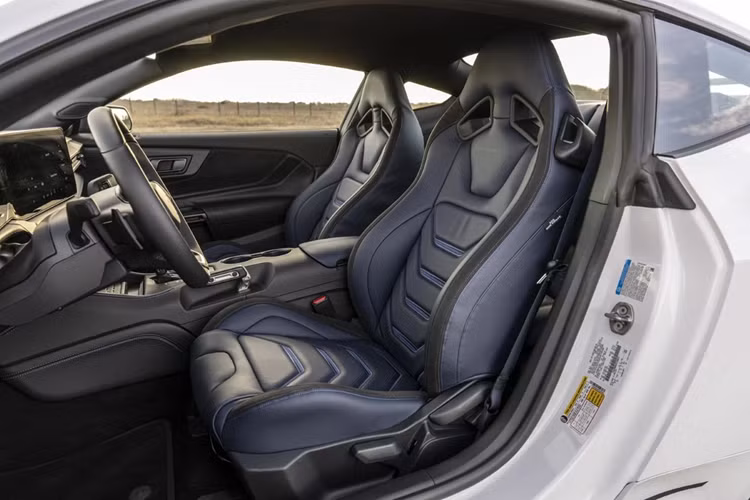 Tuy nhiên với gói Super Venom, Hennessey đã nâng cấp toàn diện hệ thống hút khí và bộ siêu nạp cải tiến hệ thống phun nhiên liệu và cài đặt phần mềm điều khiển động cơ tối ưu hơn. Kết quả là chiếc xe đạt công suất ấn tượng 862 mã lực và mô-men xoắn cực đại 881 Nm – vượt xa cả những đối thủ trong phân khúc siêu xe như Ferrari 12Cilindri.