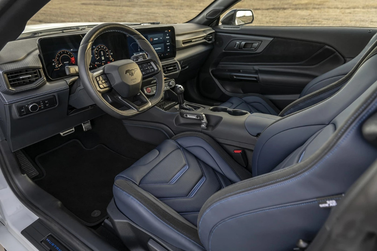 Cả hai loại ghế đều được bọc da cao cấp với hai tùy chọn màu sắc: xanh dương hoặc đen, kèm logo Hennessey dập chìm tinh tế trên tựa lưng. Ford Mustang Dark Horse nguyên bản trang bị động cơ Coyote V8 5.0L, sản sinh công suất 507 mã lực và mô-men xoắn cực đại 566 Nm.