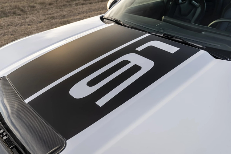 Nội thất được Hennessey tinh chỉnh khu vực tựa tay trung tâm và bảng taplo với vật liệu cao cấp hơn, đồng thời gắn huy hiệu Super Venom cùng số thứ tự riêng cho từng chiếc xe. Khách hàng có thể tùy chọn giữa ghế tiêu chuẩn hoặc ghế đua Recaro thể thao.