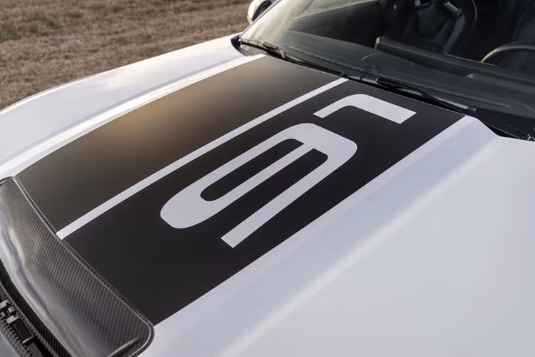 Nội thất được Hennessey tinh chỉnh khu vực tựa tay trung tâm và bảng taplo với vật liệu cao cấp hơn, đồng thời gắn huy hiệu Super Venom cùng số thứ tự riêng cho từng chiếc xe. Khách hàng có thể tùy chọn giữa ghế tiêu chuẩn hoặc ghế đua Recaro thể thao.