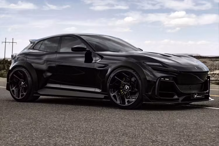 Chiếc SUV được nâng cấp được đặt tên là Ferrari Purosangue Black Venuum Edition, được sơn màu đen bóng tất cả các chi tiết ngoại thất kết hợp với bộ mâm xe đúc nguyên khối tương ứng.