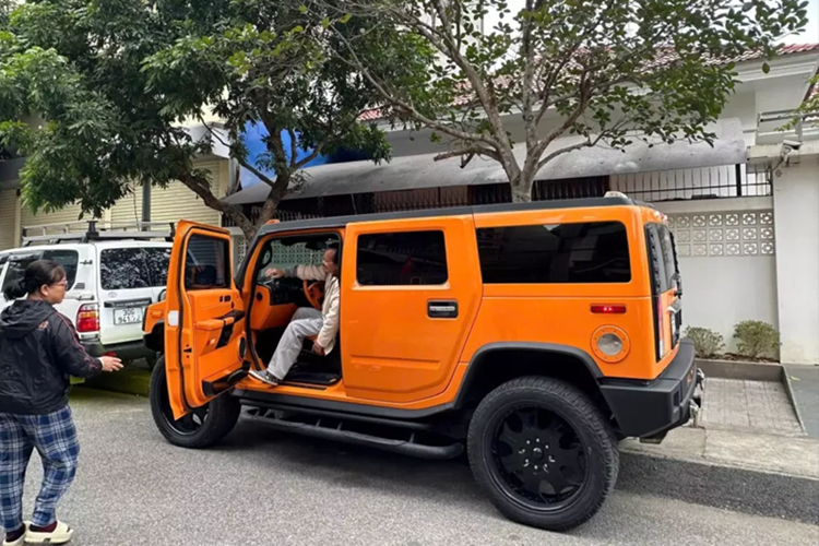 Khi hẹn xem chiếc Hummer H2 màu cam đang rao bán gần 3 tỷ đồng, ông đã chia sẻ rất nhiều về đam mê của mình, đến khi ra xem xe, người đàn ông ở "tuổi xế chiều" đã mạnh dạn chốt đơn "quái vật" này sau khi nghe vợ nói rất thích.