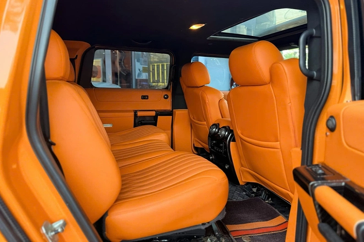 Hệ thống âm thanh cao cấp Bose, đầu đĩa CD/cassette, đến năm 2004, xe được trang bị bộ đổi đĩa CD 6 đĩa, 4 năm sau đó, Hummer trang bị cho H2 một đầu đĩa CD có khả năng phát MP3, giắc cắm đầu vào phụ và đầu đĩa DVD, chỉ báo nhiệt độ bên ngoài, la bàn, điều khiển radio phía sau.