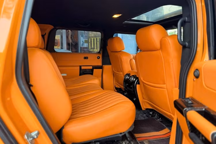 Hệ thống âm thanh cao cấp Bose, đầu đĩa CD/cassette, đến năm 2004, xe được trang bị bộ đổi đĩa CD 6 đĩa, 4 năm sau đó, Hummer trang bị cho H2 một đầu đĩa CD có khả năng phát MP3, giắc cắm đầu vào phụ và đầu đĩa DVD, chỉ báo nhiệt độ bên ngoài, la bàn, điều khiển radio phía sau.