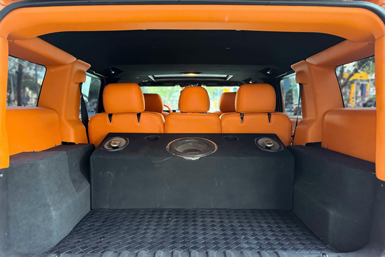 Mặc dù ngoại thất có thiết kế dữ dằn, chẳng khác gì các mẫu xe bọc thép trong quân đội nhưng nội thất của SUV hạng sang cỡ lớn Hummer H2 lại khá nghèo nàn về công nghệ. Các tính năng tiêu chuẩn bao gồm điều hòa không khí với điều khiển khí hậu ba vùng, ghế bọc da, ghế trước và sau có sưởi, ghế trước chỉnh điện 8 hướng, vô lăng bọc da với điều khiển radio.