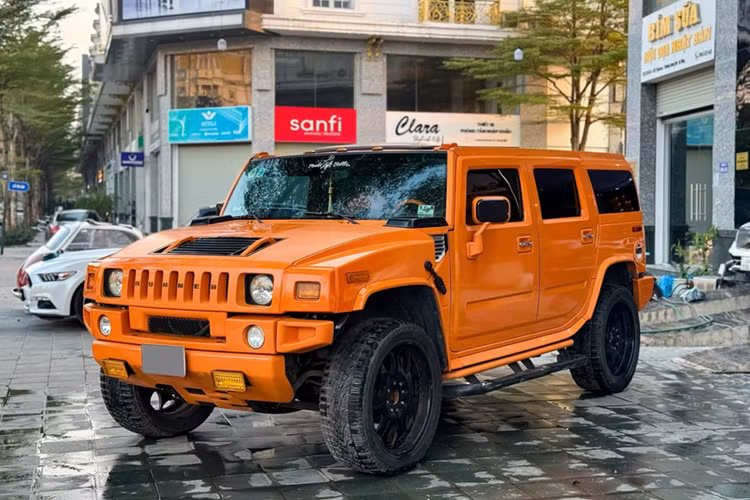 SUV hạng sang cỡ lớn Hummer H2 tại Việt Nam ban đầu được trang bị động cơ V8, dung tích 6.0 lít, sau đó nâng cấp lên 6.2 lít. Nhờ đó mà xe H2 của Hummer sản sinh công suất tối đa 316 mã lực đến 393 mã lực, tại vòng tua máy 5.200 vòng/phút và mô-men xoắn cực đại 495 Nm tại vòng tua máy 4.000 vòng/phút.
