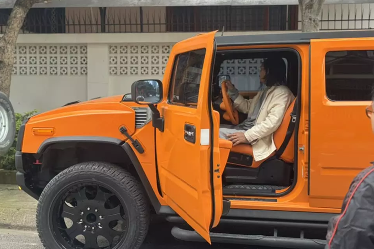 Chủ nhân của dòng xe Hummer H2 đa phần là các rapper, tay chơi xe hay nhà sưu tập, nhưng cũng đâu đó có nhiều cụ ông mê thiết kế của dòng xe này, nên quyết định mua về trải nghiệm, 1 trong số đó có 1 doanh nhân đã về hưu ở Hà Nội.